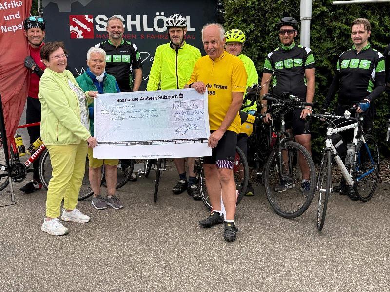 Beim 20. Pirker Kreisel machten sich 198 Teilnehmer auf den 29,5 Kilometer langen Rundkurs. Sie legten die Gesamtstrecke von 17 995 Kilometer zurück. Dank der Sponsoren und Helfer ersportelten sie die Summe von 2 263 Euro. Kreisel-Gründer und Organisator Josef Böller (rechts) übergab den Spendenscheck an die ehrenamtliche Africa-Luz-Geschäftsführerin Bärbel Birner (links). - Foto von Werner Schulz