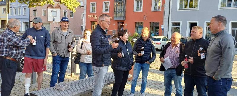 Rund 30 an der Kommunalpolitik Interessierte fanden sich zum CSU-Feierabendseidl beim Hirschen-Brunnen am Marktplatz ein und ließen sich von den CSU-Stadtratsmitgliedern, allen voran dem Fraktionsvorsitzenden Martin Merkl (2. von rechts), und Bürgermeister Hermann Falk (5. von links) über aktuelle Themen informieren. - Foto von Werner Schulz