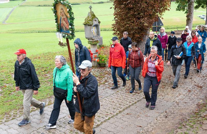 Zum elften Mal hatte die Stadtpfarrei Mariä Himmelfahrt zur Mausberg-Wallfahrt eingeladen. Unter Leitung von Wolfgang Weih (rechte Reihe mit Gesangbuch) machten sich am Sonntag 22 Männer und Frauen vom Bischof-Bösl-Platz aus auf den Pilgerweg zur Wallfahrtskirche in Gebenbach. - Foto von Werner Schulz
