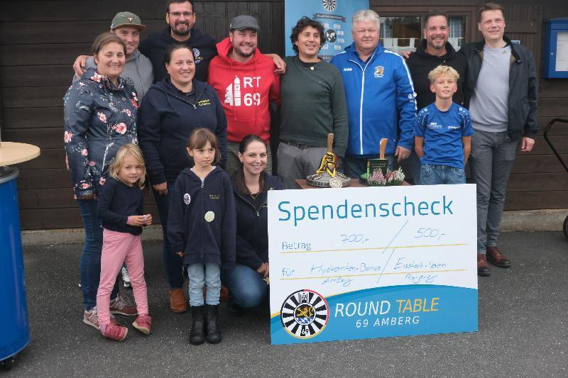 Mit Spenden an die Betreuerinnen der Raigeringer Kinderfeuerwehr „Hydrantenbande“ und an die Raigeringer Eisstocksparte bedankten sich Vertreter von Round Table 69 Amberg für die Unterstützung beim Turnier. - Foto von Uschald