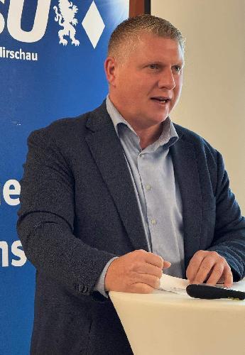 CSU-Bürgermeisterkandidat Martin Merkl stellt sich bei der Mitgliederversammlung der Ehenfelder CSU vor. - Foto von Werner Schulz