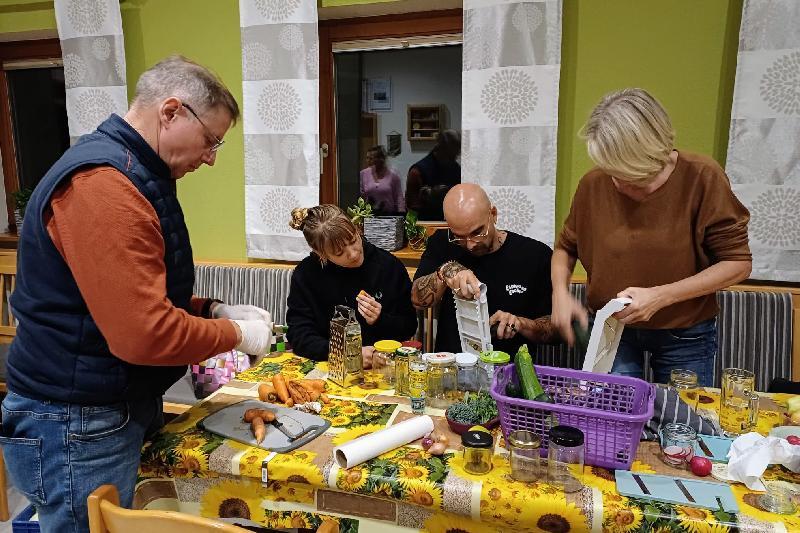Nach dem Vortrag wurde im praktischen Teil von den Teilnehmern geschnippelt und gehobelt. - Foto von Fritz Dietl