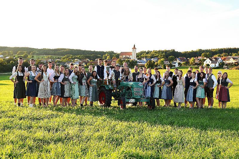 Die Kirwapaare haben fleißig ihre Tänze geübt und freuen sich auf viele Besucher auf der Ehenfelder Kirwa - Foto von Fritz Dietl