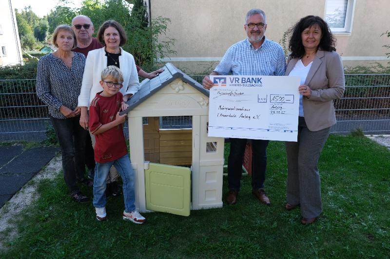 Die Vorsitzende des Lions-Hilfswerks, Christine Arnold, und Schatzmeister Michael Hemrich (beide rechts) überbrachten eine Spende über 1.500 Euro an die Vorstandschaft Mehrgenerationenhaus Elternschule e.V. Amberg. Links 1. Vorsitzender Anton Pöllath, davor (links) 3. Vorsitzende Brigitte Heindl und 2. Vorsitzende Katrin Bäumler. - Foto von Uschald