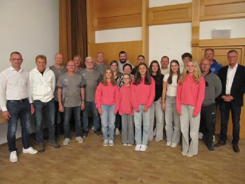 Die ausgezeichneten Sportlerinnen und Sportlerder Stadt Hirschau, rechts 1.Bürgermeister Hermann Falk. links 3.Bürgermeister Hermann Gebhard, Mitte 2.Reihe 2.Bürgermeisterin Bärbel Birner - Foto von Gerhard Fleischmann