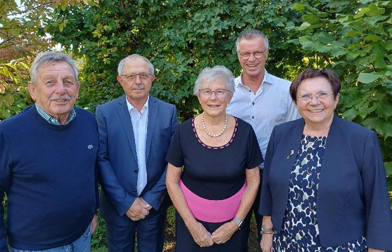 Letztes Wochenende feierte Dr. Burglinde Dausch (Mitte) ihren 85. Geburtstag. Bei ihr stellten sich viele Gratulanten ein, allen voran Bürgermeister Hermann Falk (2. von rechts) und eine Africa-Luz-Delegation mit der Geschäftsführerin und 2. Bürgermeisterin Bärbel Birner (rechts) sowie (von links) Werner Schulz und Reinhold Birner.

 - Foto von Christian Breuning