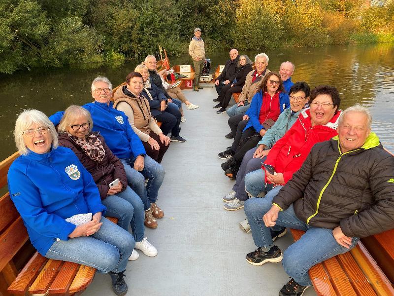 Großen Spaß machte den Hirschauer Wanderfreunden die Plättenfahrt auf der Vils. Daher fasst Vorstand Richard Hack (rechts, 6. von vorne) eine Wiederholung ins Auge – dann mit Verköstigung und Musik. - Foto von Wanderverein