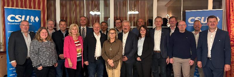 Nach der Nominierung der Stadtratskandidaten von links:  Altbürgermeister Josef Reindl, Manuela Fronhofer, Martin Bergmann, Stefan Haas, Elisabeth Kraus, Dr. Harald Schwartz MdL, Bürgermeister Marcus Eichenmüller, Liborius Gräßmann, Monika Epp, Michael Ott, Fredi Weiß, Armin König, Iris König, Markus Nagler, Lukas Schiffler, Marcus Schwabl, Alexander Wagner und Ortsvorsitzender Thomas Hottner.  - Foto von Markus Nagler