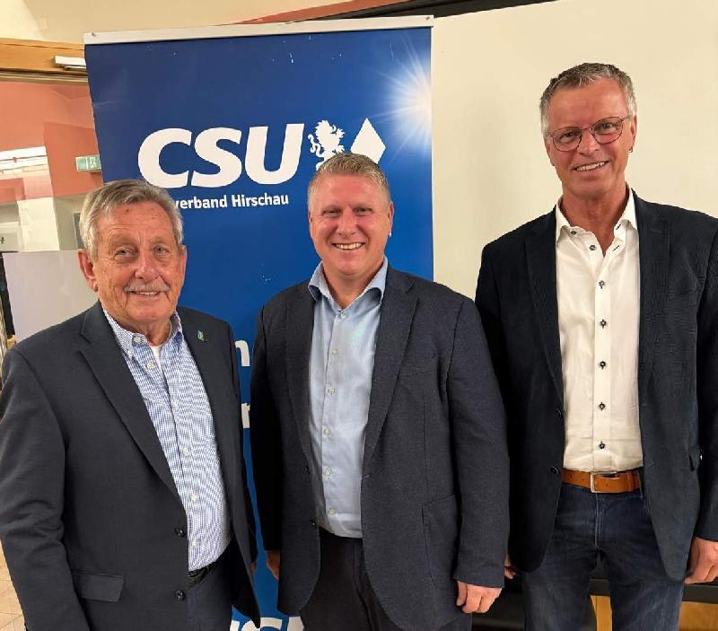 Die Mitglieder des CSU-Ortsverbandes Hirschau votierten einstimmig für Martin Merkl (Bildmitte) als Bürgermeisterkandidaten. Bürgermeister Hermann Falk (rechts) und der CSU-Ehrenortsvorsitzende Werner Schulz (links) zeigten sich überzeugt, dass Martin Merkl die
notwendige kommunalpolitische Erfahrung und das Zeug dazu hat, ein erfolgreicher Bürgermeister für Hirschau zu werden. 
 - Foto von Reinhold Birner