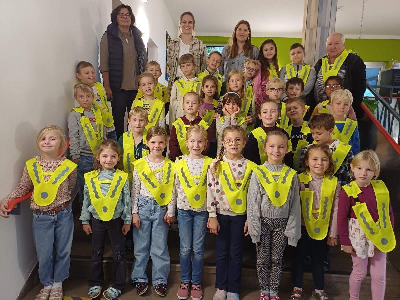 Die Verkehrswacht stattete die 40 ABC-Schützen der Hirschauer Grundschule mit gelb reflektierenden Sicherheitsüberwürfen aus, damit sie auch bei Dunkelheit sicher zur Schule und wieder nach Hause kommen. Hinten von links: Rektorin Birgit Härtl, Lehrerin Veronika Reinstein, Lehrerin Johanna Hollweck und Verkehrswachtvorsitzender Johann Wagner. - Foto von Werner Schulz