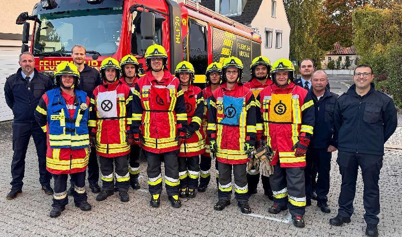 Zufriedene Gesichter gab es bei der Freiwilligen Feuerwehr nach der erfolgreichen THL-Leistungsprüfung. Von links: 1. Kommandant Sebastian Jasinsky, Daniel Brearley, Schiedsrichter Christoph Erras, Marco Schuminetz, Michael Pohle, Florian Kellner, Marina Schlaffer, Mario Gärtner, Florian Pawluk, Christian Kraus, Johannes Bäumler, 1. Vorstand Nico Schuminetz, Schiedsrichter Karl Luber und Horst Kellner. - Foto von Thomas Maier