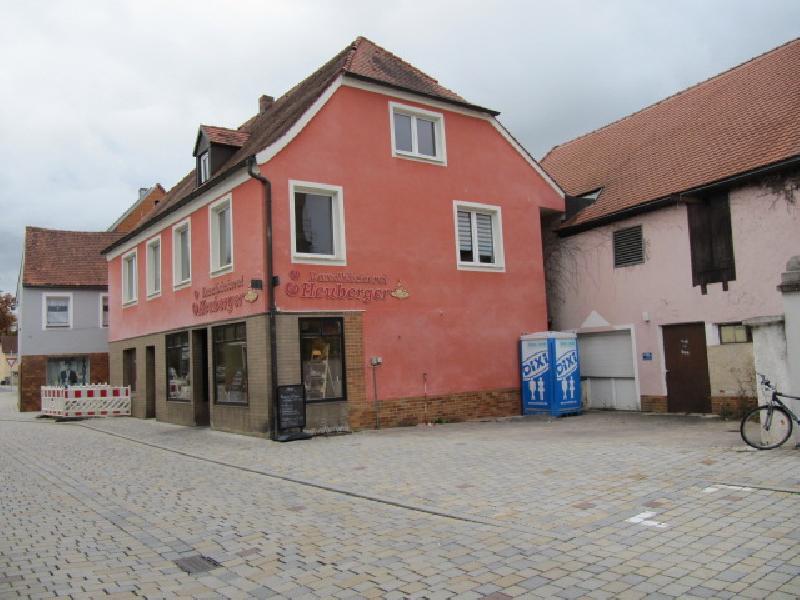 Nach der Sanierung des Gebäudes der früheren Bäckerei Schneider durch die neuen Besitzer, die Bäckerei Heuberger wird der westliche Innenstadtzugang sicher attraktiver werden.  - Foto von Gerhard Fleischmann