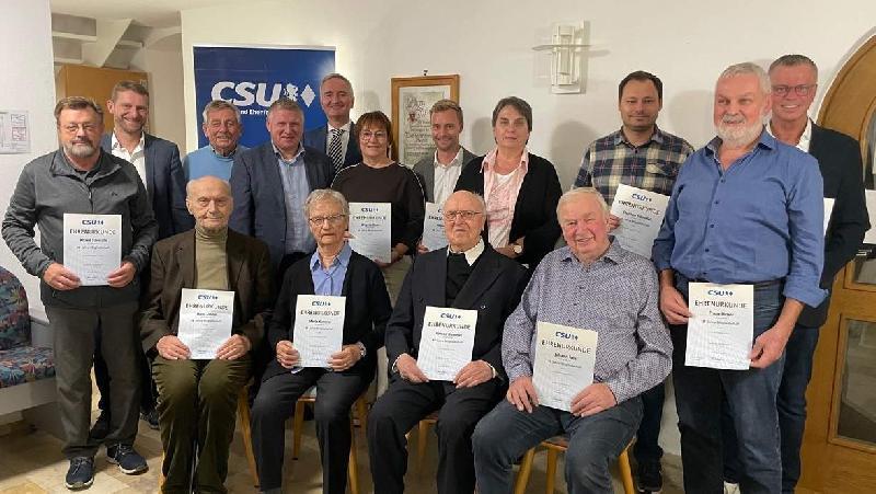 Beim Ehrungsabend der CSU Ehenfeld wurden zahlreiche Mitglieder ausgezeichnet. Sitzend von links: Hans Lohner, Maria Kummer, Pfarrer Konrad Kummer, Johann Falk, stehend von links: Christian Gnan, Werner Schulz, Martin Merkl, MdL Harald Schwartz, Brigitte Gnan, Manuel Falk, Gertrud Kustner, Stephan Schmalzl, Bürgermeister Hermann Falk und Franz Birner. - Foto von Sabine Siegler