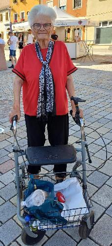 Sie nennt sich selbst „das letzte Hirschauer Original“ und wurde am gestrigen Sonntag 85 Jahre alt: Marianne Mendl. Sie ist als Lebenskünstlerin und Frohnatur bekannt, die ihr (großes) Herz nicht nur am rechten Fleck, sondern auch auf der Zunge trägt. Mit ihrem Rollator ist sie unermüdlich unterwegs. - Foto von Werner Schulz/Archiv