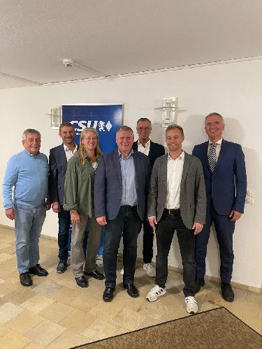 Die Mitglieder des CSU-Ortsverbandes Ehenfeld unterstützen einstimmig die Kandidatur von Martin Merkl (Mitte) für das Bürgermeisteramt und nominierten Christian Gnan (2. von links), Manuel Falk (2. von rechts) und Sabine Siegler (3. von links) als Stadtratskandidaten. Dazu gratulierten der CSU-Kreisvorsitzende MdL Dr. Harald Schwartz (rechts), Bürgermeister Hermann Falk (3. von rechts) und der CSU-Ehrenkreisvorsitzende Werner Schulz (links). - Foto von Sabine Siegler