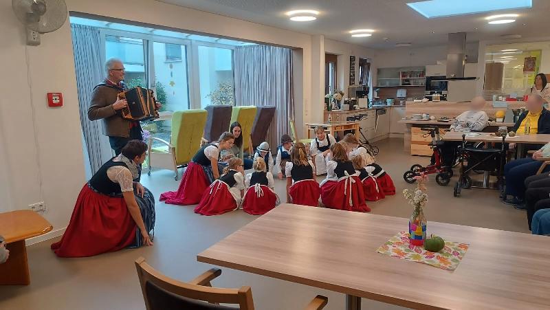 Trachtler-Nachwuchsgruppen sorgen für gute Stimmung in der Tagespflege Hirschau