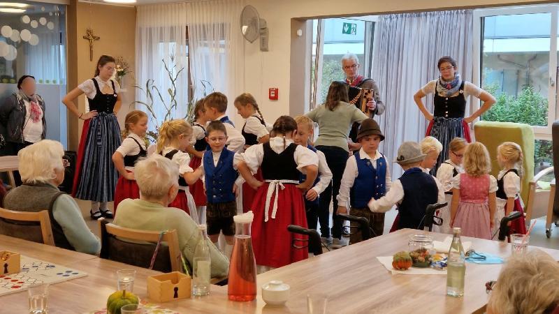 Trachtler-Nachwuchsgruppen sorgen für gute Stimmung in der Tagespflege Hirschau