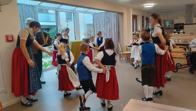 Trachtler-Nachwuchsgruppen sorgen für gute Stimmung in der Tagespflege Hirschau