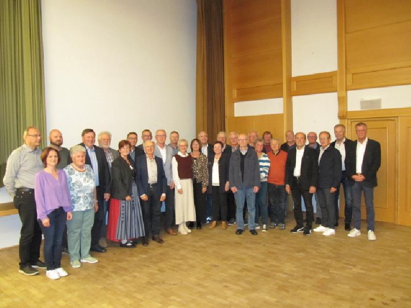 Die für langjährige ehrenamtliche Tätigkeiten in Hirschauer Vereinen Ausgezeichneten mit 1.Bürgermeister Hermann Falk rechts und 2.Bürgermeisterin Bärbel Birner 13. von rechts - Foto von Gerhard Fleischmann