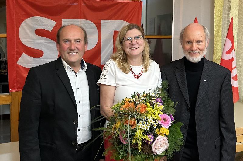 Mit einem einstimmigen Vertrauensbeweis schickt der SPD-Ortsverein-Hirschau Beate Dietrich (Bildmitte) ins Rennen um das Amt der Bürgermeisterin bei den Kommunalwahlen 2026. Glückwünsche überbringen Fraktionssprecher Josef Birner (links) und SPD-Vorsitzender Günther Amann (rechts im Bild). - Foto von Günther Amann
