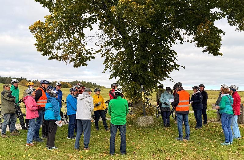 Die Wallfahrergruppe in der St.-Wolfgang-Kirche in Atzmannsricht: Hintere Reihe, Stadtpfarrer Johann Hofmann , 4. v. li., zelebrierte die Heilige Messe und hielt die Predigt. Wallfahrtsleiter Wolfgang Weih, 5. v. li., Organisator der Radlwallfahrt. u. Pfarrer i. R. Hans-Peter Bergmann, 4. v. re. - Foto von Alfred Härtl