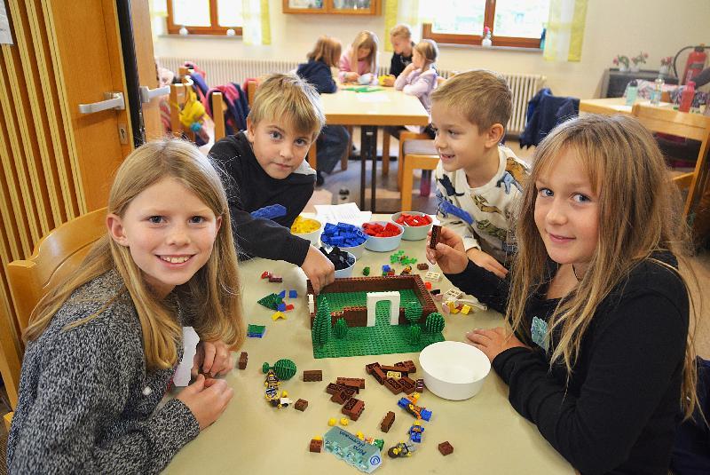 Nicht nur Anna, Mats, Dominic und Fanni, von li. sondern auch die anderen der insgesamt 84 Kinder hatten ihren Spaß am Kinderbibeltag der Pfarreiengemeinschaft. - Foto von Fritz Dietl