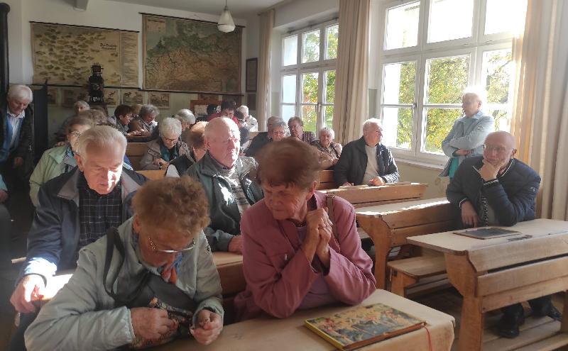 Eine Zeitreise in die eigene Schulvergangenheit unternahmen auf Einladung des Förderkreises Altenhilfe 45 Hirschauer Seniorinnen und Senioren beim Besuch des Schulmuseums in Sulzbach-Rosenberg. - Foto von Lisbeth Ernstberger