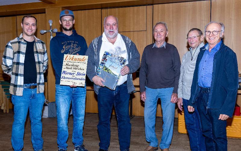 Der Musikzug belohnte die herausragenden Verdienste von Werner Stein mit der Ernennung zum Ehrenvorsitzenden. Von links: Vorsitzender Maximilian Stein, 2. Vorsitzender Erik Remhof, Ehrenvorsitzender Werner Stein, Musikzuggründungsmitglieder Heribert Fleischmann und Hermann Gebhard und Ehrenmitglied Alfred Härtl. - Foto von Johannes Bauer