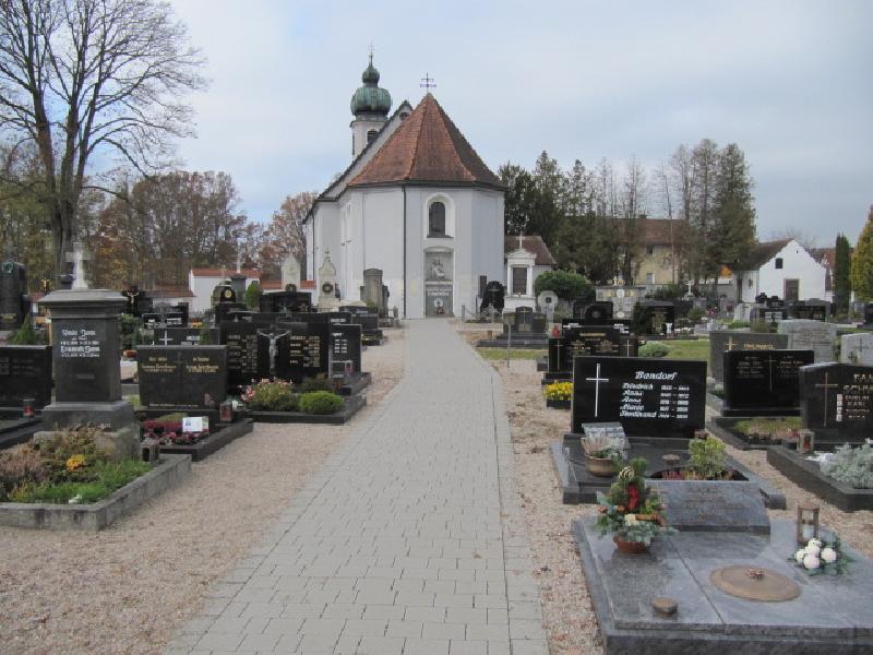 Die Einahmen am Friedhof reichen nicht aus. Die Gebühren werden angehoben. - Foto von Gerhard Fleischmann