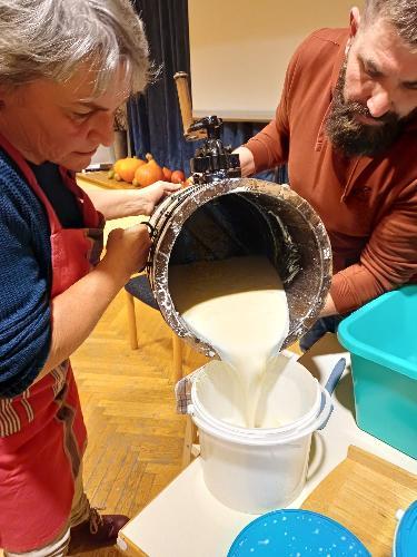 In Handarbeit wurden Buttermilch und Butter hergestellt, die anschließend gleich probiert wurden. - Foto von Fritz Dietl
