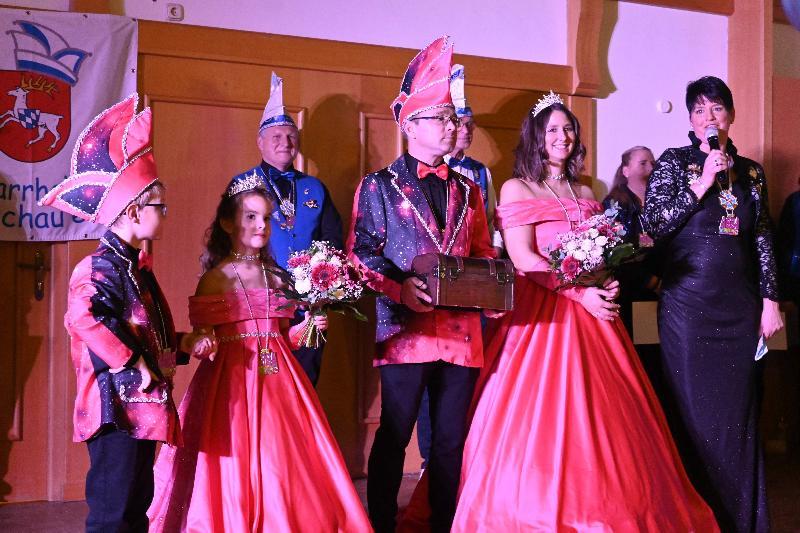 (Foto: Anna-Lena Kuhr-Richthammer)
Hirschau ist seit Freitag, den 11.11., wieder einmal in Narrenhand. Nach der Übergabe von Rathausschlüssel und Stadtkasse im Bild vorne von links: Prinz Leopold I., Prinzessin Lona I., Hofmarschall Martin Merkl, Prinz Andy I., Bürgermeister Hermann Falk (halb verdeckt), Prinzessin Jessica I., Vizepräsidentin Michaela I. und Präsidentin Regina Merkl. - Foto von Werner Schulz