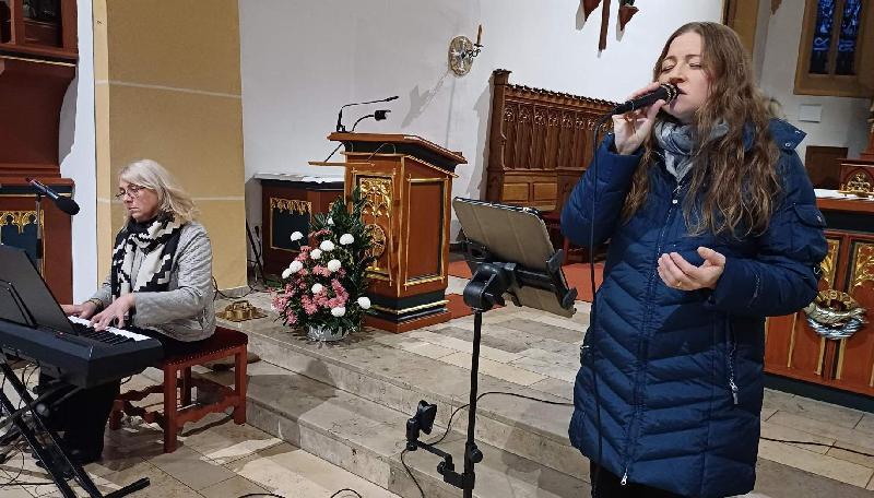 „Amoi seng ma uns wieda…“ - das Hoffnung auf ein Wiedersehen im Jenseits weckende Lied von Andreas Gabalier zog sich wie ein roter Faden durch das Konzert, das die Sängerin Mièl und die Pianistin Iryna Hermann am Samstag in der katholischen Stadtpfarrkirche in Hirschau gaben. - Foto von Werner Schulz