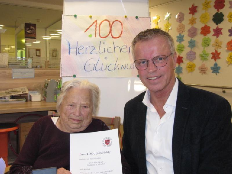 1.Bürgermeister Hermann Falk gratulier Elsa Meyer zum 100. Geburtstag - Foto von Gerhard Fleischmann