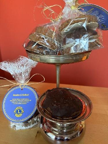 Der Lions-Club Amberg-Sulzbach bietet zur Adventszeit wieder leckeren Lebkuchen zum Kauf an. Eine Packung mit dreierlei Geschmacksrichtungen kostet 8 Euro. - Foto von Olmert