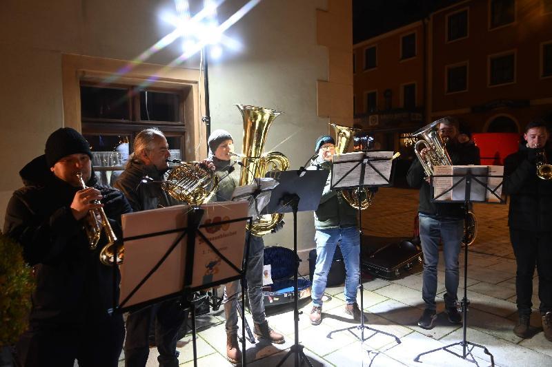 Es ist schon Tradition, dass die „Herzensblecher“ unter Leitung von Gerhard Böller (2. von links) die Eröffnung des Lebendigen Adventskalenders mit weihnachtlichen Weisen musikalisch umrahmen. - Foto von Werner Schulz
