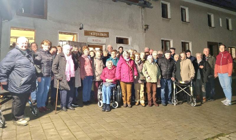 Nach der Besichtigung der Bereitschaftspolizei kehrten die Seniorinnen und Senioren im Hofstüberl „Dammerbauer“ in Wickenricht zu einer kräftigen Brotzeit ein. Im Bild 2. von rechts der Organisator der Fahrt Stadtrat Rudi Wild. - Foto von Lisa Dotzler