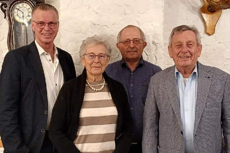 Bei der außerordentliche Jahreshauptversammlung von Africa Luz Deutschland mussten wegen des Todes von Professor Dr, Dieter Dausch die Vorsitzenden neu gewählt werden. Von links: 1. Vorsitzender: Bürgermeister Hermann Falk, 2. Vorsitzende: Dr. Burglinde Dausch, Schatzmeister Reinhold Birner, Beauftragter Öffentlichkeitsarbeit: Werner Schulz. Nicht im Bild die ehrenamtliche Geschäftsführerin 2. Bürgermeisterin Bärbel Birner. - Foto von Michael Haas