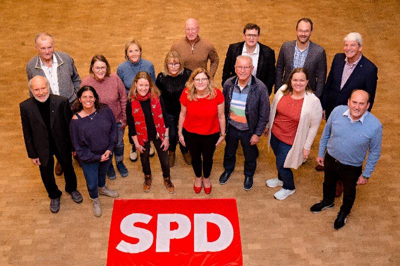 Mit diesen Kandidatinnen und Kandidaten zieht die Hirschauer SPD in den Kommunalwahlkampf 2026:  1. Reihe von links: Günther Amann, Jasmin Williams, Sophie Högl, Bürgermeisterkandidatin Beate Dietrich, Rudi Wild, Jentry Meißner, Josef Birner. 2. Reihe von links: Josef Biller, Sabrina Stegmann, Evelyn Högl, Monika Kammerer, Franz Dirner, Julius Schmidl, Markus Meißner, stellv. Landrat Michael Rischke. - Foto von Günther Amann