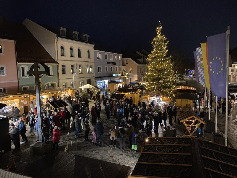 Die weihnachtliche Atmosphäre der Budenstadt begeisterte die Besucher.  - Foto von Josef Birner