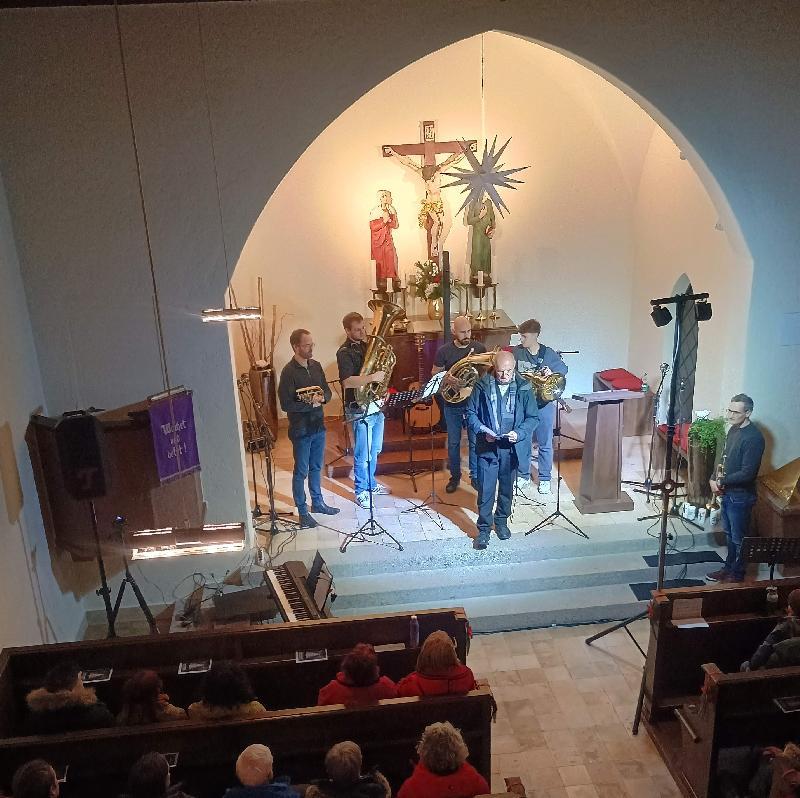 Pfarrer Heinrich Arwick dankte eingangs allen Mitwirkenden und allen Helfern im Hintergrund, die zum Gelingen des Konzerts beitragen. Das Bläserquintett des Musikzugs der Stadt Hirschau sorgte für einen gelungenen Einstieg in das ca. 90-minütige Programm. - Foto von Nicole Kunze