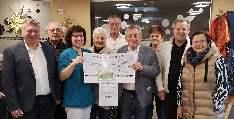 Wie in den beiden Vorjahren nahmen die Vorstandsmitglieder des Förderkreises Altenhilfe den Namenstag der Hl. Barbara zum Anlass, die Betreuerinnen und Gäste der Tagespflege St. Barbara zu beschenken. Von links: Schriftführer Martin Merkl, Schatzmeister Reinhold Birner, Leiterin Kati Köhler, 2. Vors. Hildegard Kohl, Bürgermeister Hermann Falk, Vors. Werner Schulz, Beisitzerin Heidi Flierl, Beisitzer Peter Leitsoni und 2. Bürgermeisterin Bärbel Birner. - Foto von Gabi Riß