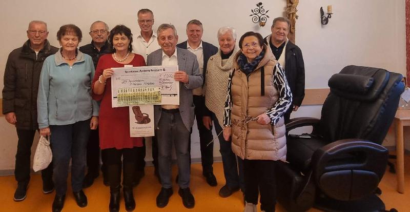 Im Rahmen der von Hildegard Kohl und ihrem Klangbrett-Trio gestalteten Barbarafeier im BRK Seniorenheim St. Barbara übergab der Förderkreis Altenhilfe einen Massagesessel im Wert von 1 500 Euro. Von links: Heimsprecher Rudi Wild, Heidi Flierl, Reinhold Birner, Heimleiterin Astrid Geitner, Bürgermeister Hermann Falk, Vorsitzender Werner Schulz, Martin Merkl, stellv. Vorsitzende Hildegard Kohl, stellv. Bürgermeisterin Bärbel Birner und Peter Leitsoni. - Foto von Anita Dobmeier