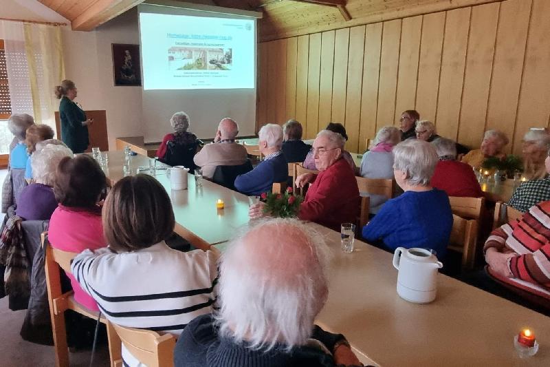 Beim Info-Nachmittag des „Seniorentreff“ im katholischen Pfarrheim gab Kriminaloberkommissarin Yasmin Graf den Besuchern wertvolle Tipps, wie sie sich vor Trickbetrügern schützen können. - Foto von Rudi Wild
