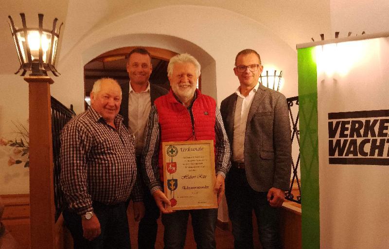 Die Gebietsverkehrswacht Hirschau Schnaittenbach ernannte ihren langjährigen Vorsitzenden Hubert Ritz zum Ehrenvorsitzenden. Von links: Vorsitzender Johann Wagner, 2. Bürgermeister Uwe Hermann (Schnaittenbach), Ehrenvorsitzender Hubert Ritz und 3. Bürgermeister Hermann Gebhard (Hirschau). - Foto von Werner Schulz