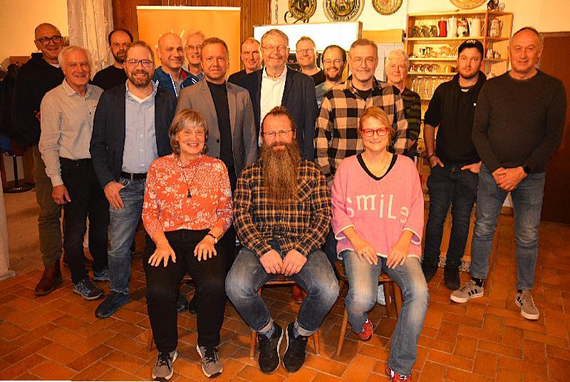 Die Nominierten für die Stadtratswahl in Hirschau. Es bedankten sich für die Bereitschaft zur Kandidatur der Vorsitzende Franz Dorfner, 2. v. li. MdL. B. Heinisch, stehend 7. v. li. und Kreisvorsitzender H. M. Grötsch. stehend 9. v. li. Sitzend, der Bürgermeisterkandidat Stefan Enderer. - Foto von Fritz Dietl