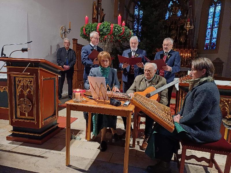 Zu „Muse und G’sang im Advent“ lud der Heimat- und Trachtenverein am 3. Adventsonntag in die Hirschauer Stadtpfarrkirche Mariä Himmelfahrt ein. Im Bild sitzend die „Wernberger Stubnmusi“ mit (von links: Susi Weiß, Siegfried Paulus, Stephanie Rosenberg), stehend die „Ehenfelder Sänger“ (von links: Richard Falk, Franz Birner, Georg Kustner). Stehend links: Franz Dolles.

 - Foto von Werner Schulz