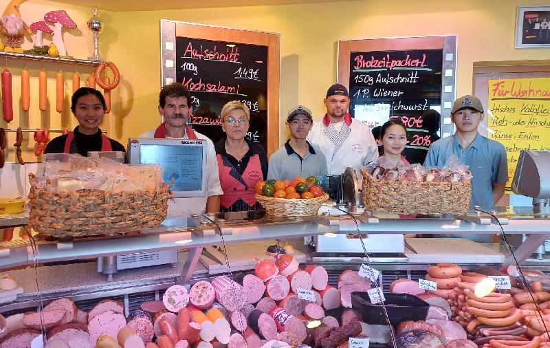 Metzgermeister Martin Weidner (2. von links), seine Frau Manuela (rechts neben ihm) und Sohn Matthias (Metzgermeister, 3. von rechts) erhalten im Laden und im Schlachthaus vietnamesische Unterstützung von den Fachverkäuferinnen-Azubis Trang (links, 20 J.) und Nhan ( (2. von rechts, 21 J.) bzw. den Metzger-Azubis An (Mitte, 20J.) und Phuong (rechts, 24 J.) - Foto von Werner Schulz