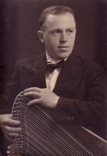 Das erste Instrument, das Michl Meißner erlernte, war die Zither. Schon als Achtjähriger hatte er Unterricht im Zitherspielen vom Zitherlehrer Hans Naber aus Hirschau erhalten.<br > - Foto von Archiv: Martha Pruy