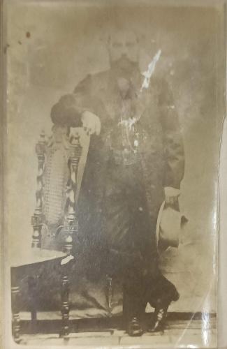 Der 1801 in Neumarkt an der Rott geborene Gold- und Silberbearbeiter Alois Huber gründete das Unternehmen, das aktuell in der 6. Generation von Gabriele als „Optik-Uhren-Schmuck Huber“ geführt wird.<br ><br > - Foto von Archiv Gabriele Huber