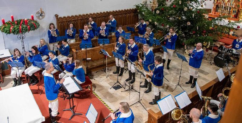 Zu einem mit Ovationen gefeierten musikalischen Erlebnis geriet das Weihnachtskonzert des Musikzugs. Das Orchester glänzte unter Leitung von Marcus Hoffman (am Dirigentenpult) bzw. Andrea Fleischmann (sitzend vorne links) in seiner „Lichterstunde“ mit beeindruckenden Darbietungen von traditionellen wie modernen Weihnachtsklängen - Foto von Michael Knietsch